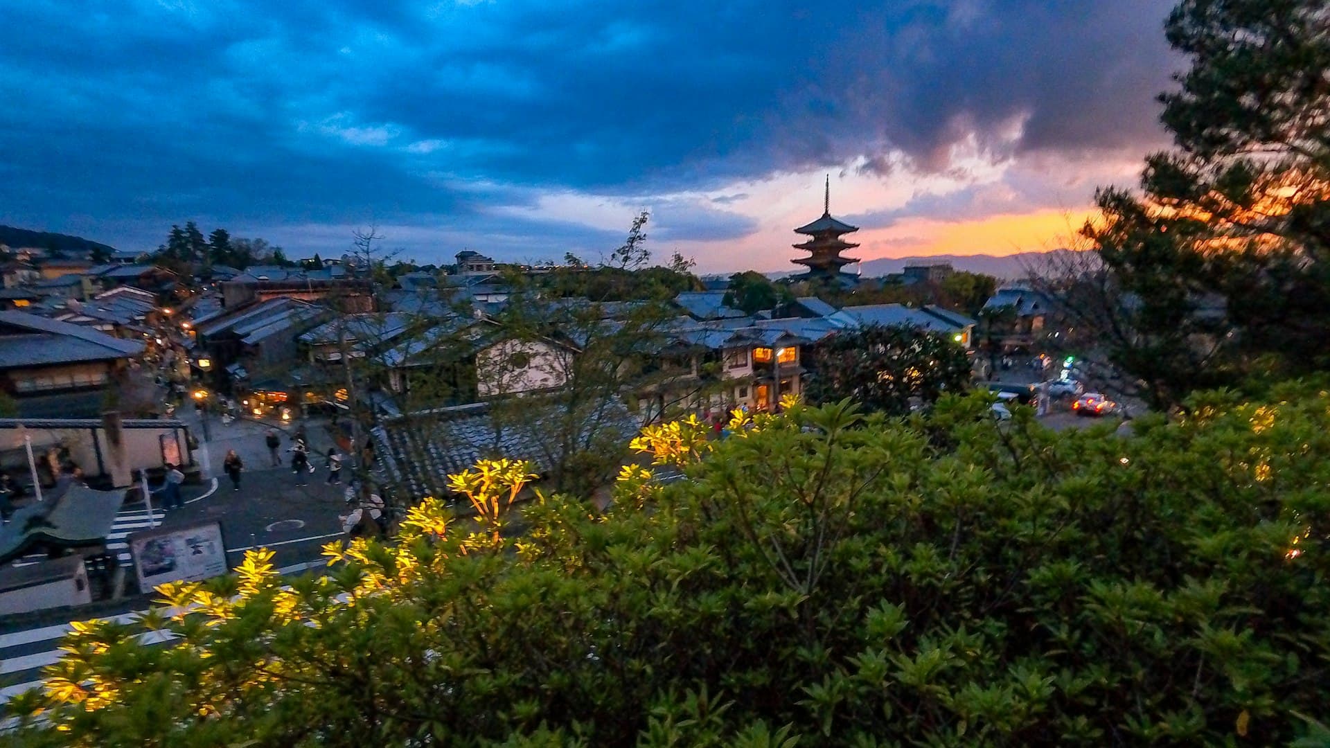 Yasaka Pagoda rising over Kyoto's Higashiyama district at dusk (illustrative image)
